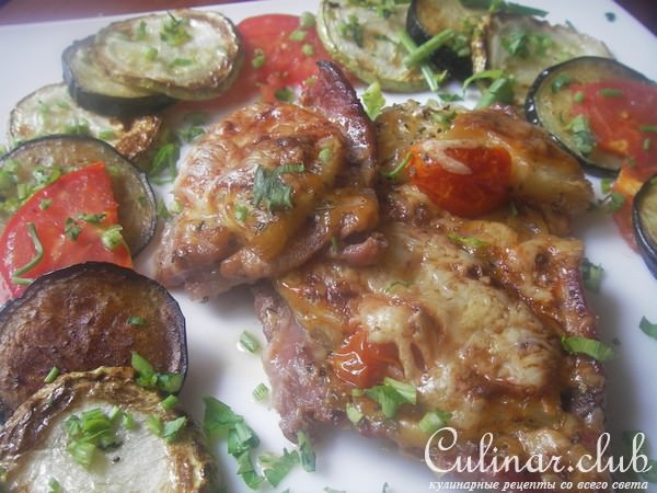 Свинина, запеченная с ананасами и помидорами черри