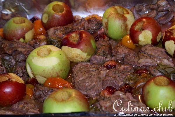Баранина с черносливом, яблоками и томатами.