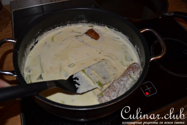 Свинина в дижонском соусе с огурцом и луком-пореем.