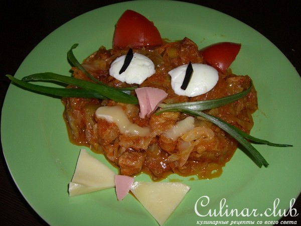 Капустка тушеная, да с прикопченой грудинкой и кабачком!