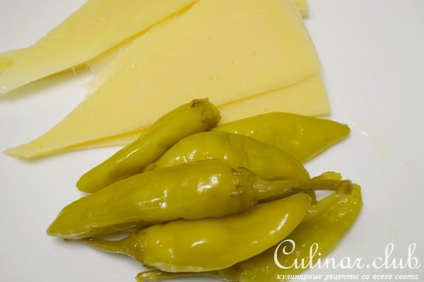 Котлеты из баранины с маринованным перцем и сыром.