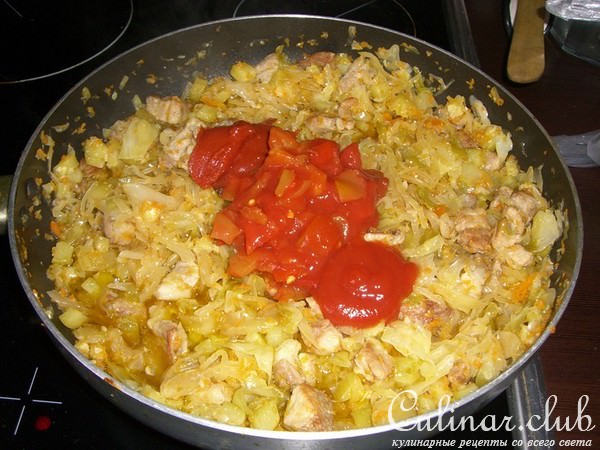 Капустка тушеная, да с прикопченой грудинкой и кабачком!