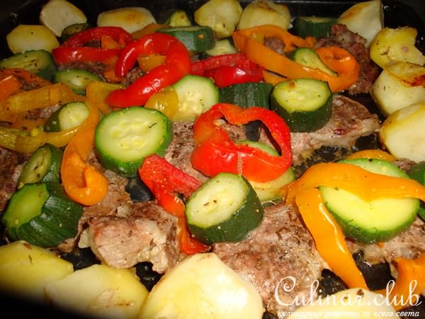 мясо на противне с овощами