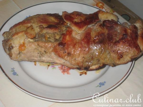 Рулет из свинины с грибами и солеными огурцами.