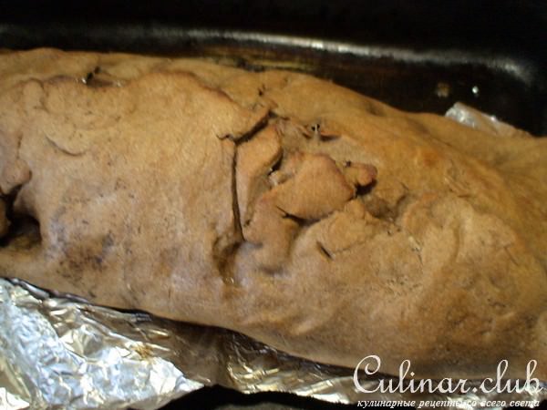 Маринованная свинина, запеченная в ржаном тесте.