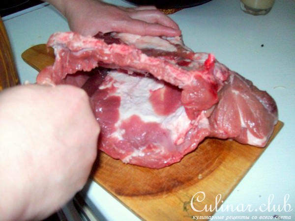 Свиная грудинка,фаршированная капустой.