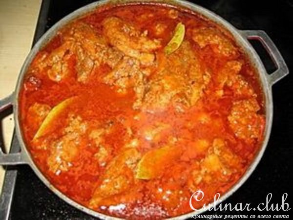 МЯСО РАЗБИТНОЕ, тушённое в кислосладком томатном соусе.