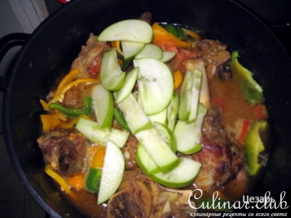 Баранина с чесноком и овощами