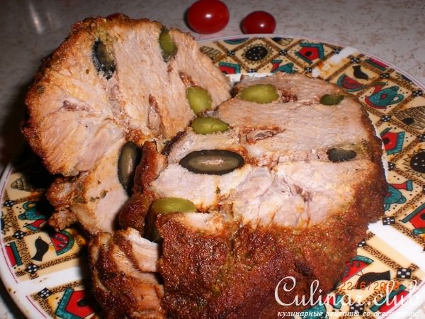 Свинина запеченная с маслинами и маринованными огурцами