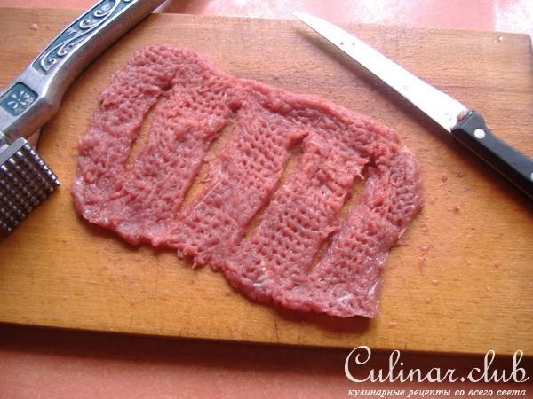 Мясная плетенка под сырным соусом
