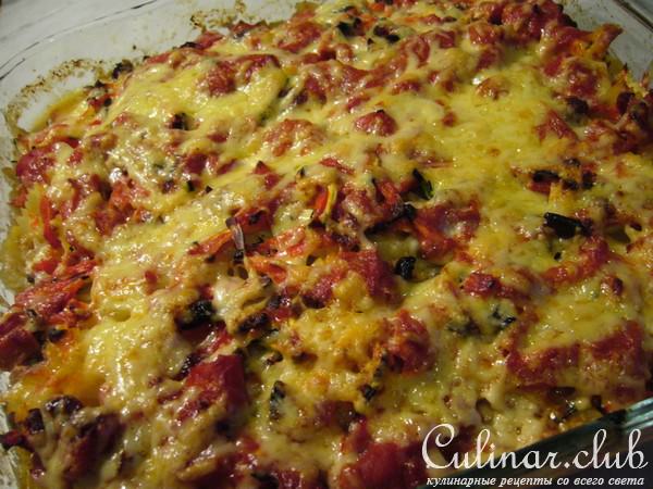 Мясо, запеченное под макронно-овощным гарниром, быстро и без особых хлопот