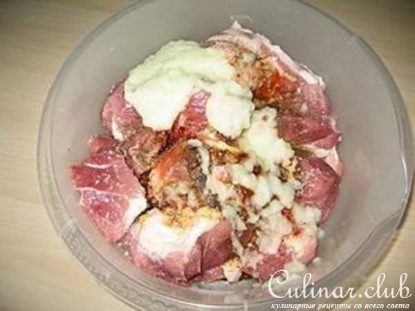 МЯСО РАЗБИТНОЕ, тушённое в кислосладком томатном соусе.