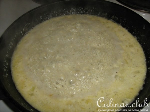 Любимая яичница в сметанно-луковом соусе