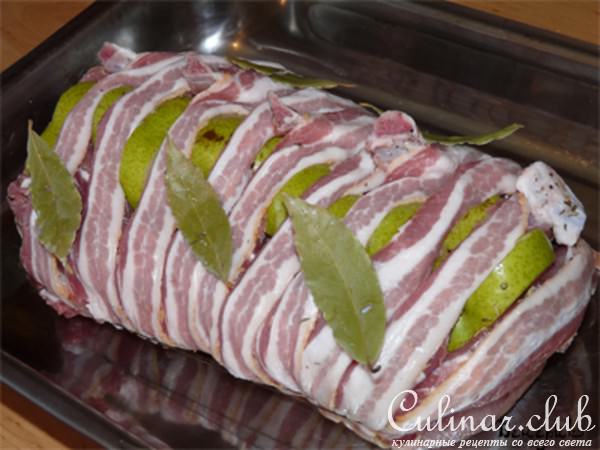 Корейка с грушей, яблоками и пряными травами.
