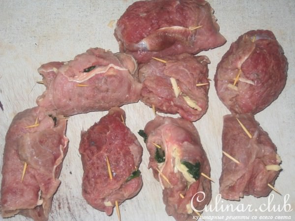 Рулетики из говядины со шпинатом и сыром,тушеные в сметане.
