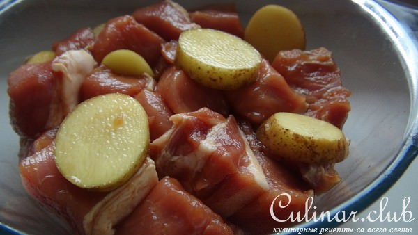 Шашлычки из свинины с картофелем, помидорками-черри и оливками в соевом соусе