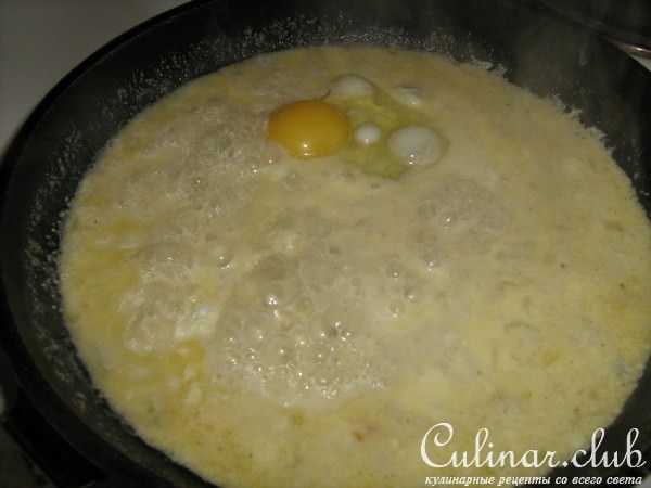 Любимая яичница в сметанно-луковом соусе