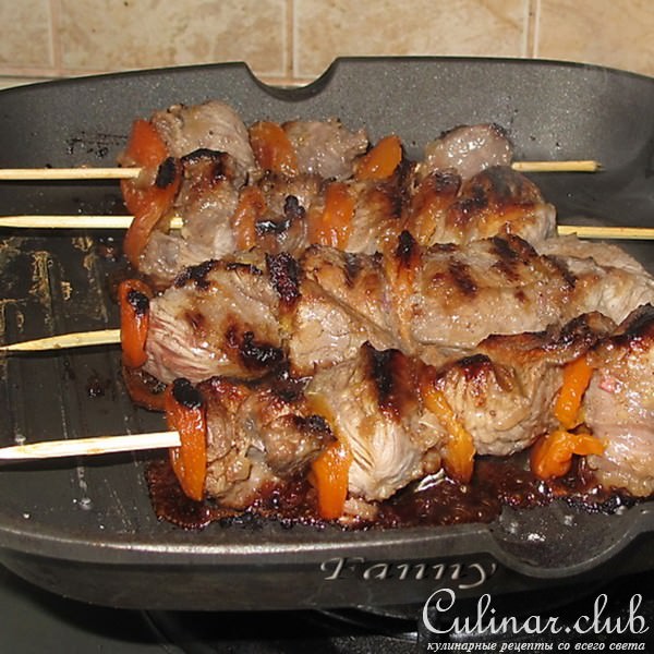 Баранина пряная с курагой на шпажках
