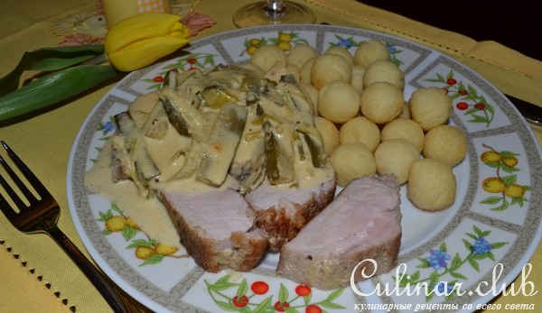 Свинина в дижонском соусе с огурцом и луком-пореем.