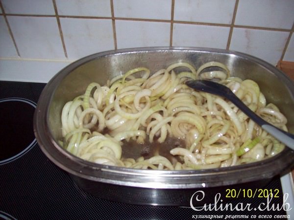 Свинина запечённая с луком в пиве.