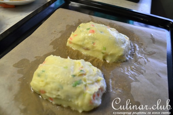 Дорада, запеченная в пюре, с белыми грибами и сыром дор блю.