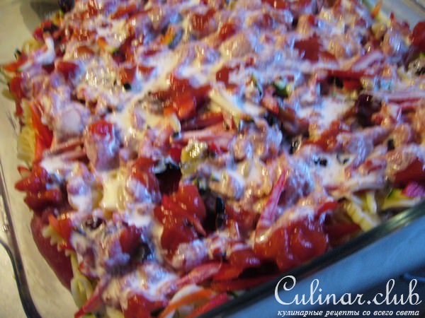Мясо, запеченное под макронно-овощным гарниром, быстро и без особых хлопот