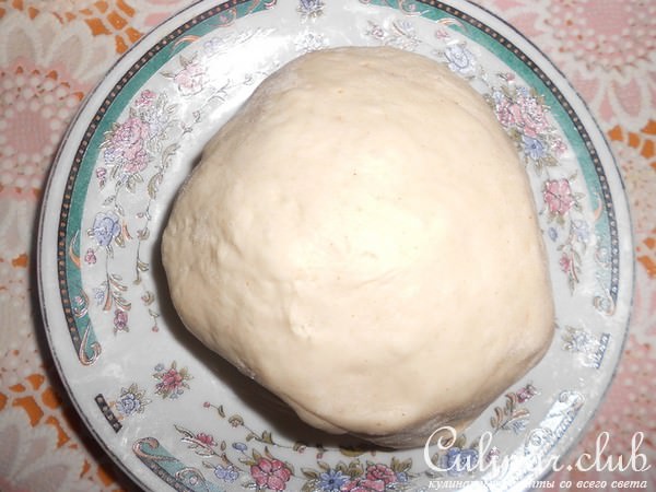 Запеченный кролик в ободке из теста с кунжутом