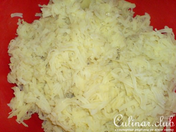 "Корона" из маринованных рёбрышек с "яблоками печёными"...из картофеля.