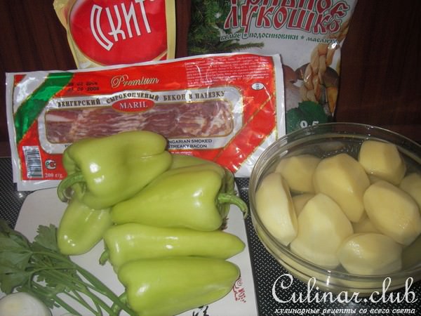 Перец фаршированный беконом, картофелем и грибами