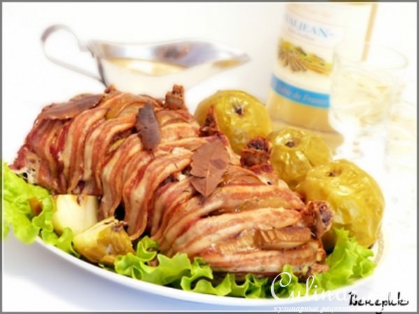 Корейка с грушей, яблоками и пряными травами.