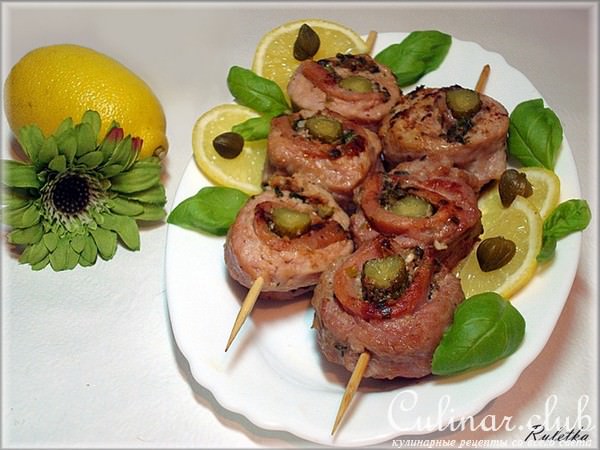 Мясные рулетики на шпажках с корнишонами и творожно-паштетной начинкой.
