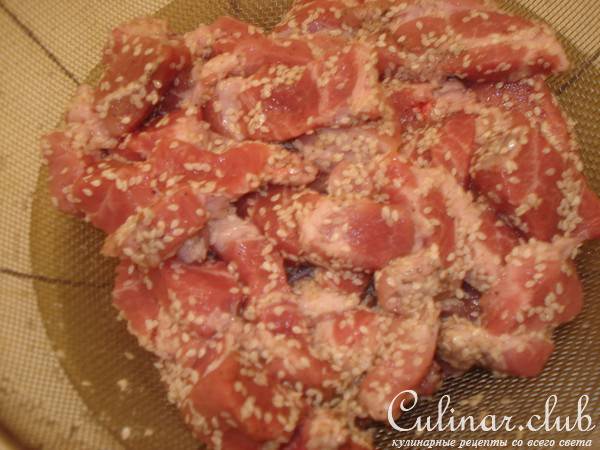 мясо жареное с кунжутом с соусом по французски