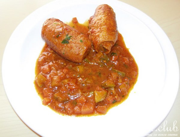 Мясные рулетики в томатном соусе с овощами