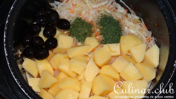 Солянка из квашеной капусты, свинины и маслин
