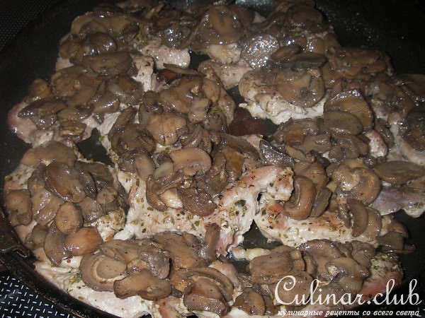 Свинина с шампиньонами и соусом из голубого сыра