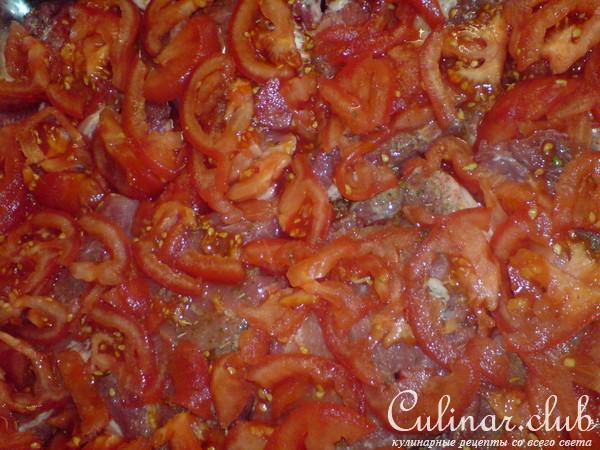 Свинина запечённая с луком,томатами и вином