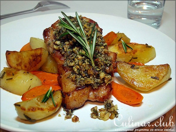 Филе свинины с ореховой крошкой и розмарином.