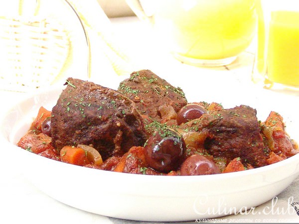 Мясо Daube (тушеное в вине)