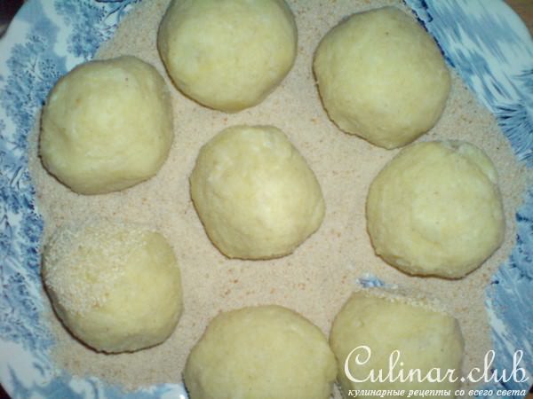 "Корона" из маринованных рёбрышек с "яблоками печёными"...из картофеля.