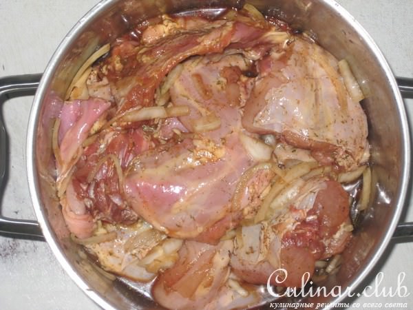 Тушеный кролик и картошка-фри.