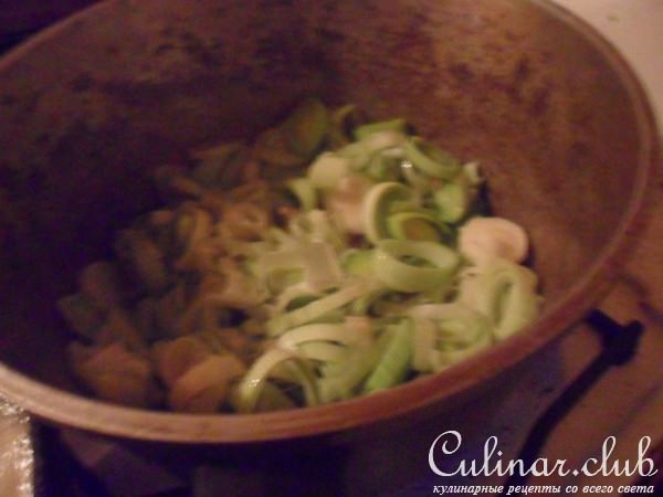 Жаркое из свинины с луком - пореем