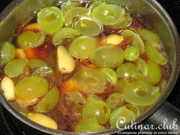 Запеченная свинина с конфитюром из лука, чеснока и винограда.
