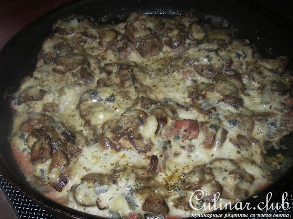 Свинина с шампиньонами и соусом из голубого сыра