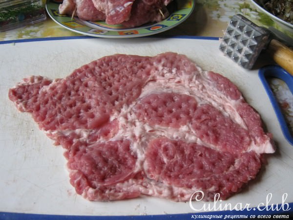 Рулетики из свинины с грибами под томатным соусом с имбирем