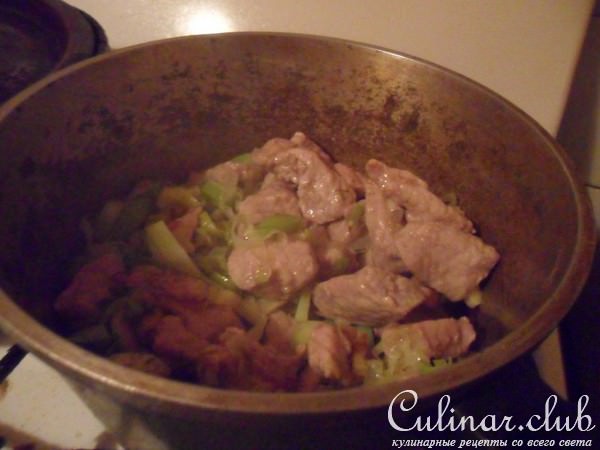 Жаркое из свинины с луком - пореем
