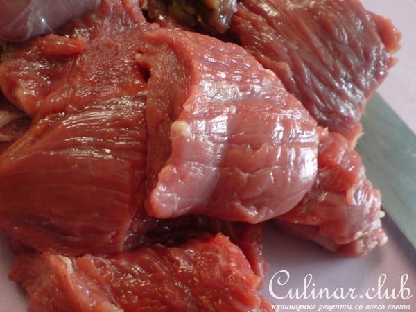 Телятина запечённая с молодым картофелем ,луком,помидорками-черри и розмарином