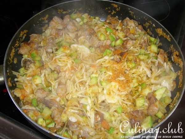 Капустка тушеная, да с прикопченой грудинкой и кабачком!