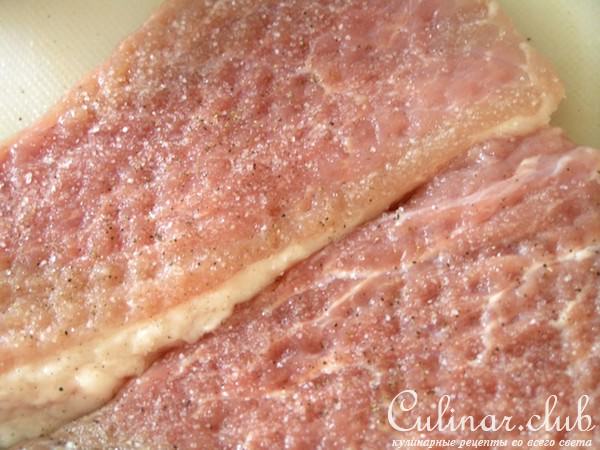 Сочный шницель с яблоками и морковным гарниром 