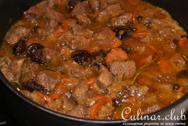 Мясо с портером и черносливом по-ирландски