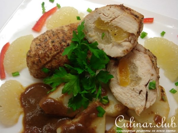 Куриная грудка, фаршированная свити и курагой, приготовленная на пару.